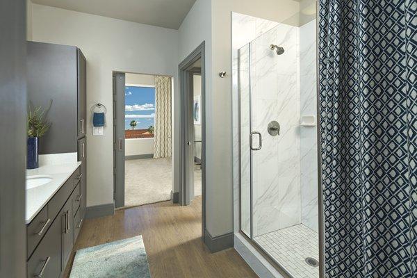 Carrara-style surround showers