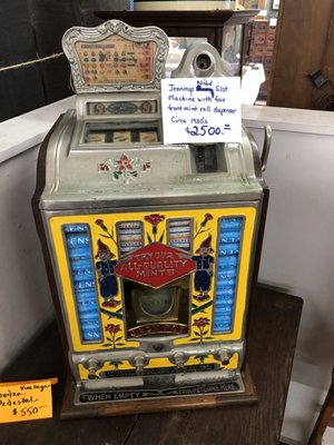 Slot machine that gives fortunes and dispenses gum