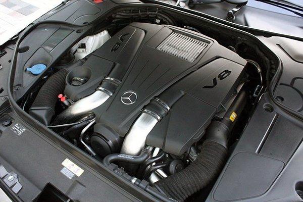 Mercedes-Benz S550 getting its B service preformed