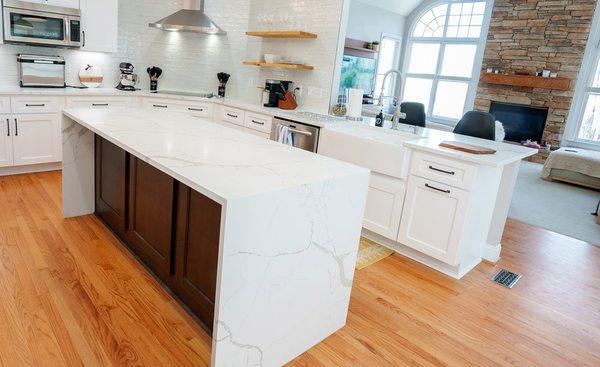 Beautiful Kitchen Design with Quartz Countertops