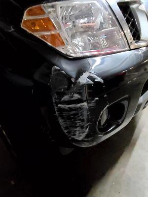 2019 nissan frontier sv v6 - damage to right bumper , to the paint, and slight dent in wheel well.