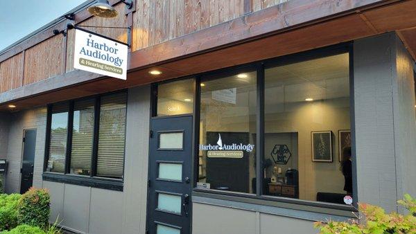 Harbor Audiology front door. Come on in!