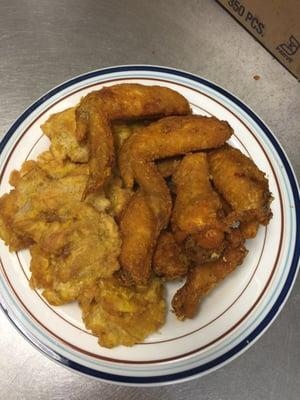 Chicken wings with green plantains