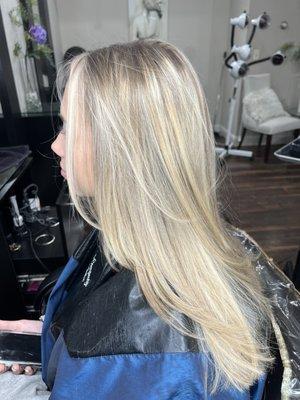 Blonde foilayage with face framing layers