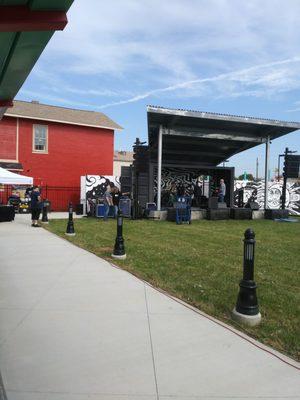 Louisville Crashers getting ready to start an acoustic concert