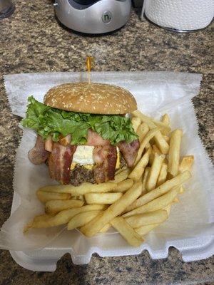 Personalized hamburger, with eggs, ham and bacon.