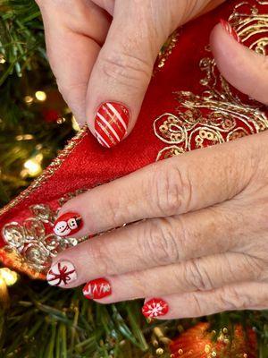 Linda Sosa did a fabulous job on my holiday nails today.  I'm all ready for Christmas!