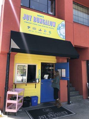 Exterior Of the walk up space to order. There are a handful of tables in the patio area. Otherwise take it and go have a picnic elsewhere.