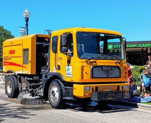 AUTOCAR street sweeper!