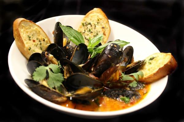 Zuppa De Mussels in a red sauce also offered in white sauce. Delicious!!