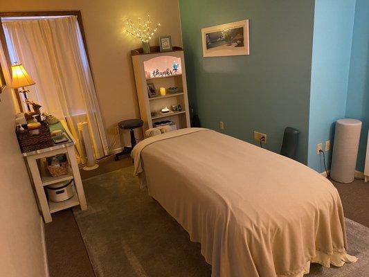 Massage room and table