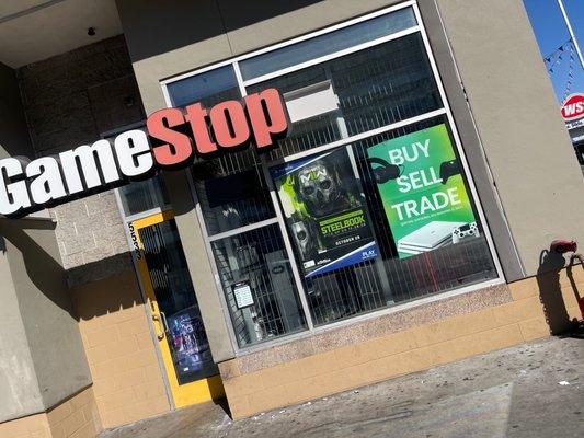 It says that the game stop is open at 11am on sundays and it's not