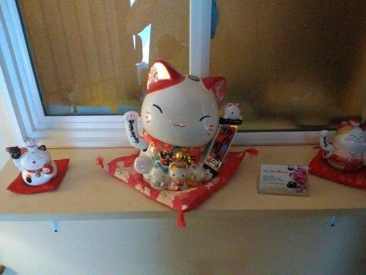 Waving Cat