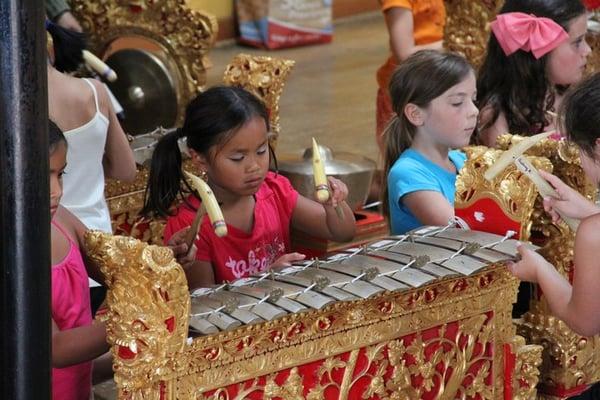 DanceVersity students learning gamelan