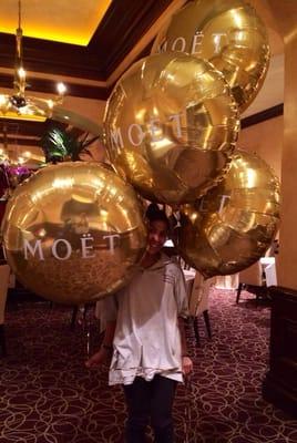 Fun party balloons...with Moët ! In Vegas NYE