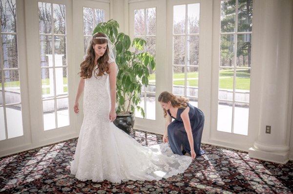 The sunlight streaming in from the cocktail area makes it a perfect spot for bridal portraits!