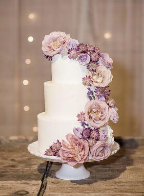 When 4T Arena Events does your floral package, we also decorate your wedding cake!