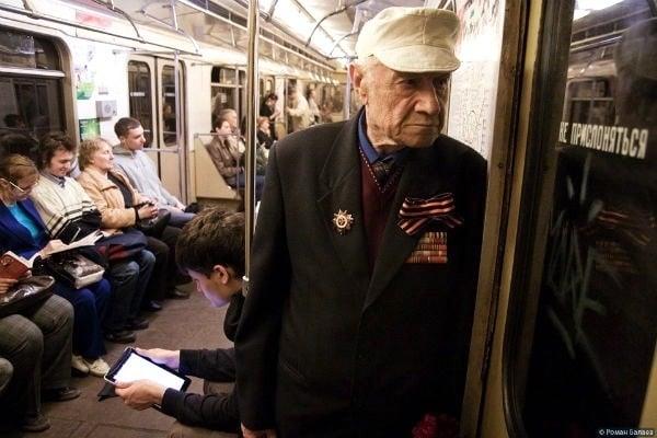 Riding the Redline two blocks away. Notice the young guy giving up his seat to the 80yr old WWII Decorated Veteran? He's doing TikTok!