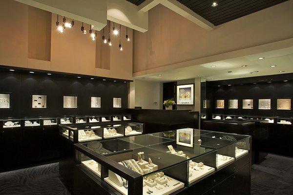 At QUADRUM, you will discover a distinctive collection of Artists' Jewelry.