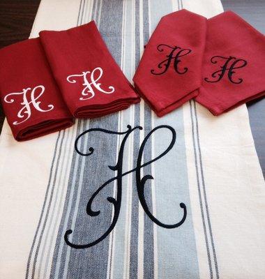 Table runner with napkins