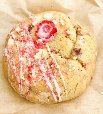 Strawberry shortcake cookie