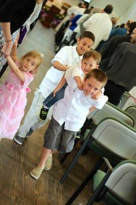 Children during our Easter Service [Los niños durante nuestro servicio/misa del Domingo de Resurreción]