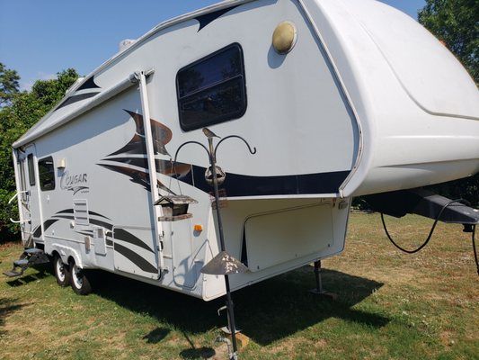 2006 Cougar 28ft 5th wheel camper  Good condition 8,000.00 Hitch also available