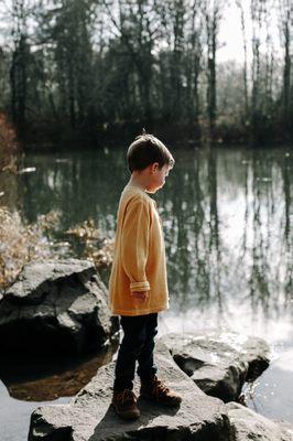 By the lake at Rood Bridge Park / @thedoubleshotproject