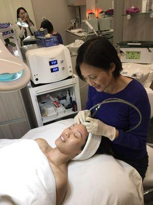 This Silkpeel procedure is a diamond-tip microdermabrasion with dermal infusion that leaves the skin baby-smooth and soft.