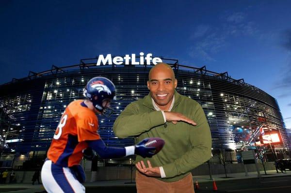 NFL star Tiki Barber enjoying TapSnap at a pre-Super Bowl VIP party.