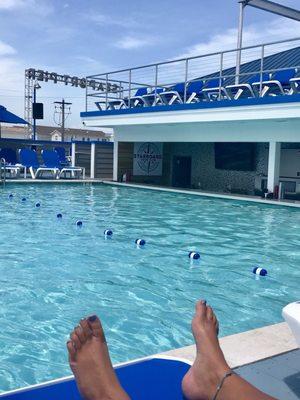 Swim up pool bar!