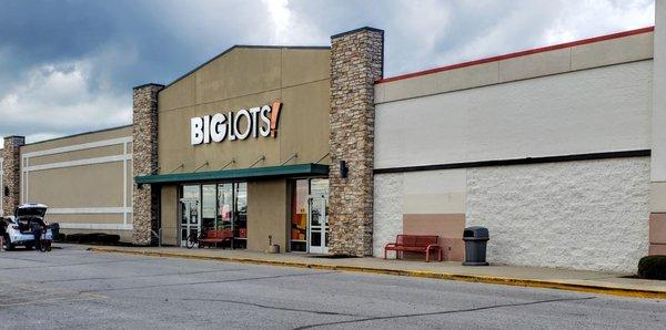 Storefront for Big Lots Piqua