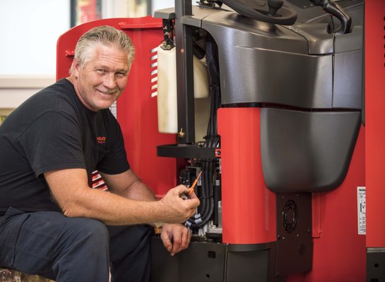 Local Pengate tech servicing a client's Raymond lift trucks