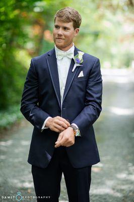 groom in the park, groom pose guide, wedding day, dmv photographer