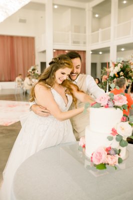 Such a beautiful brunch wedding! Did you know we will cut your cake for you?