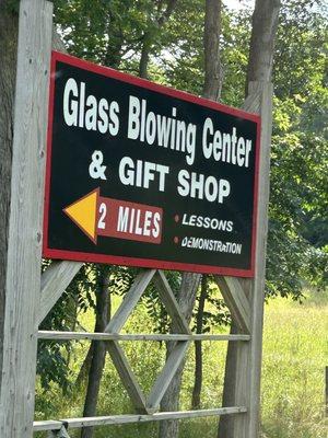 Sign to get to the glass blowing center