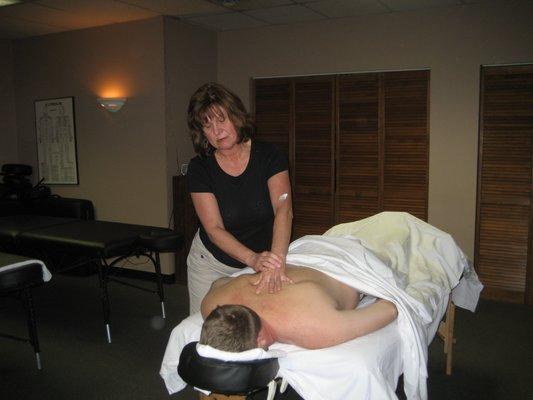 Lynne Pool LMT demonstrating Neuromuscular Therapy.