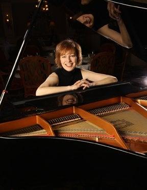 Pianist-Vocalist Carolyn