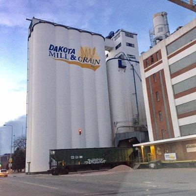 Real cars being loaded at the grain silo