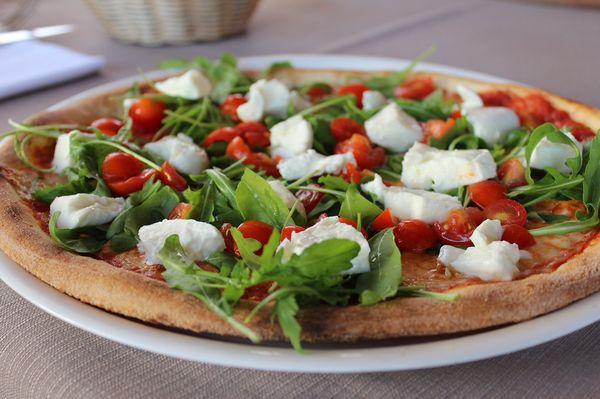 Buffalo Mozzarella, are gula, cherry tomatoes.