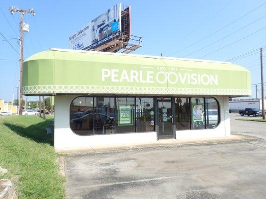 The front entrance to Pearle Vision Madison