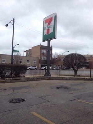 7- 11 sign post on the corner of Lincoln and Roscoe