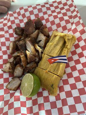 Tamal Cubano con masas de cerdo.