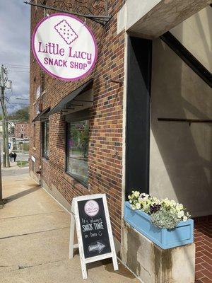 Little Lucy Snack Shop is in the heart of Downtown Putnam. We sit right next door to Sawmill Pottery and across from Main St Gelato