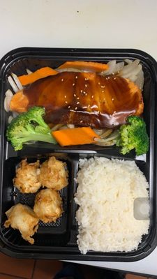 I just order the salmon teriyaki lunch box ,it was delicious , and the teriyaki sauce is amazing . It is best restaurants in Staten Island .