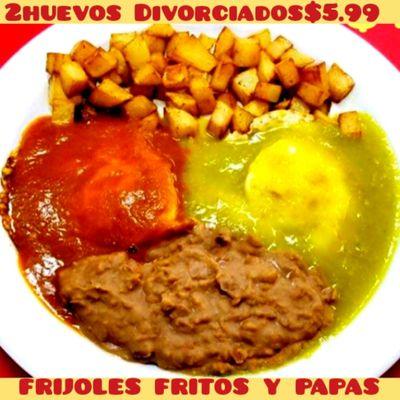 2 huevos  fritos con salsa roja y verde a compañados de frijoles fritos y papas