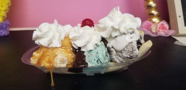 Special flavor banana split. Get all your favorite flavors in one boat.