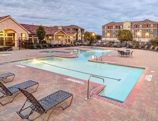 University Pointe - Swimming Pool