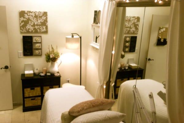 Kelly Bruce is the Esthetician at Moda Milano.  We invite you to come and experience her signature "Age Later" services.