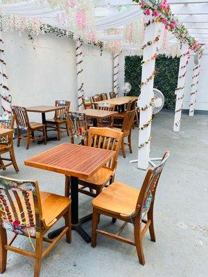 Covered backyard so you can dine outside rain or shine!